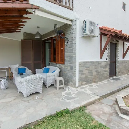 بيت للعطل Green, White & By Dimitrios Ballas In Kriopigi, Halkidiki, Greece كريوبيجي